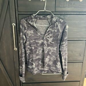Lululemon navy camo half zip top in size 8.